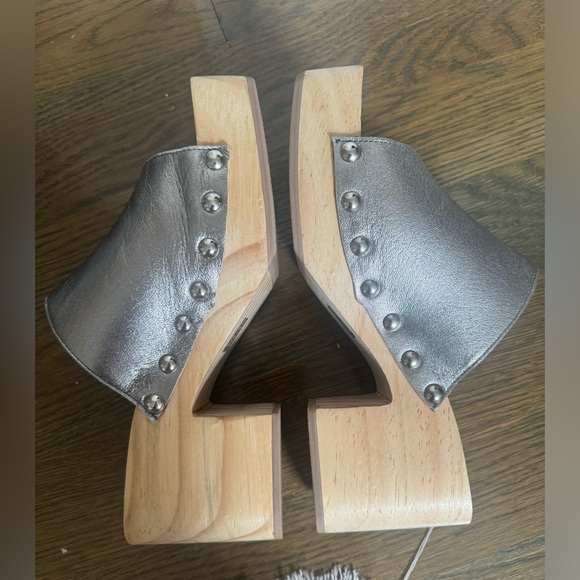 NWOT urban outfitters silver/ wood mules - Picture 7 of 7